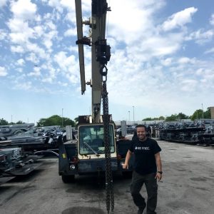 Grúa de Cash For Junk Cars LLC recogiendo un carro chatarra en Chicago